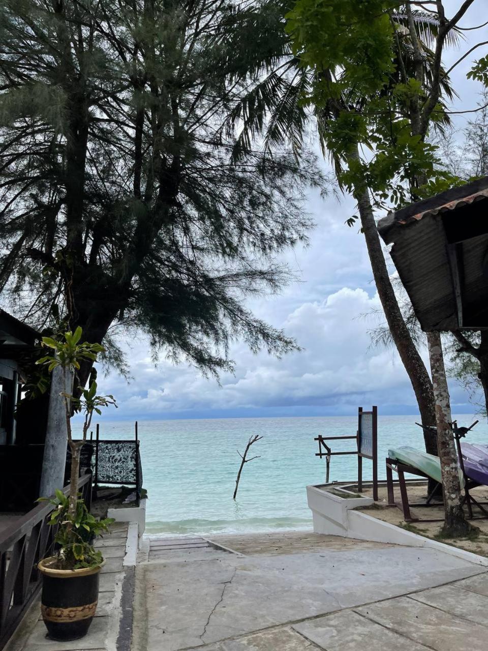 Beach Resort - Arwana Perhentian Besar Кампунґ-Куала-Бесут Екстер'єр фото